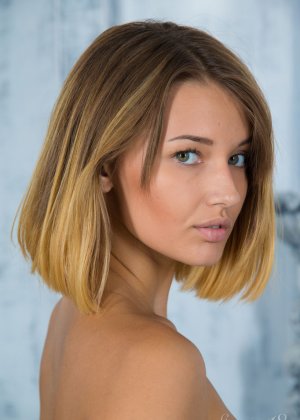 Молодая модель Вероника с милым личиком позирует обнаженной