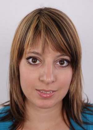 Пухленькая любительница Люси сбрасывает лифчик, чтобы показать отвисшие большие сиськи с огромными сосками