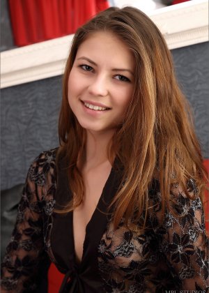 Красивая брюнетка раздевается догола на коленях, чтобы показать свою горячую задницу