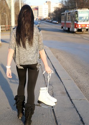 Подтянутая мамаша работает до седьмого пота на кольцах, прежде чем трахнуть длинный член