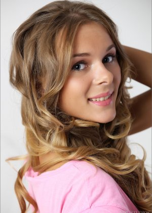 Миловидная блондинка снимает одежду, чтобы показать свои маленькие сиськи и лысый комплект