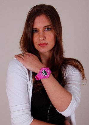 Азиатская любительская красотка с маленькими сиськами позирует голой и делает минет