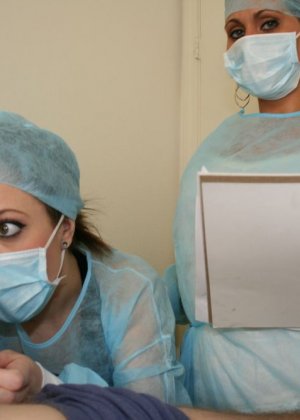 Горячая медсестра Крисси Линн раздевается и лижет свои соски