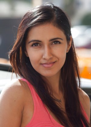 Очаровательная молодая любительская красотка Виджая Сингх раздвигает ноги на открытом воздухе