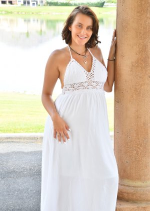 Беременная девушка Талия лижет свои твердые соски, прежде чем поиграть со своей бритой киской