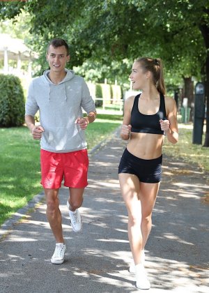 Сексуальная молодая шлюха Эльза Джин раздевается, чтобы подразнить другую, пока ее парень смотрит на