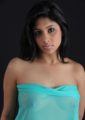 Индийская красотка показывает свои большие натуральные сиськи в прозрачном нижнем белье и из него