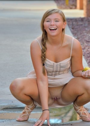 Симпатичная красотка-подросток вставляет большой банан в свою мокрую пизду на открытом воздухе