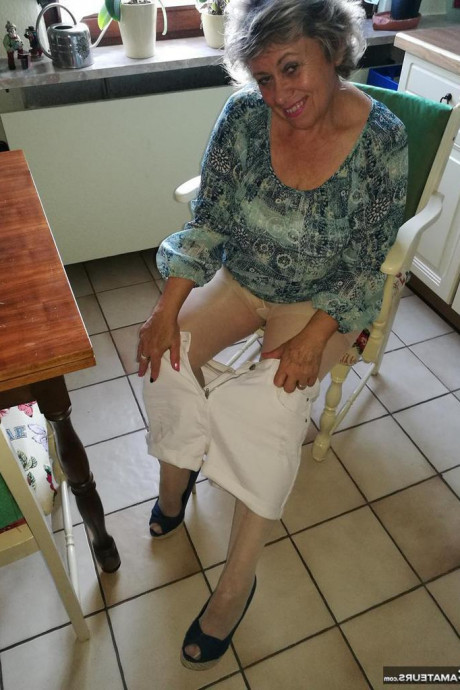 Раздевающая бабуля картинка 33