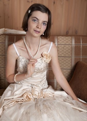 Коротко стриженная девушка Леди Фантом раздвигает свой влажный бобер после раздевания