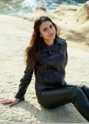 Русская брюнетка Кира Нерри показывает свои крошечные сиськи и лысую вагину