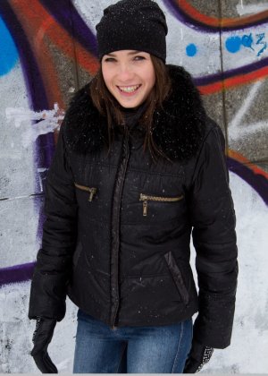 Брюнетка обнажает большие натуральные сиськи на кухне после раздевания до трусиков