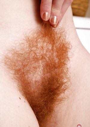 Рыжеволосая жена Ана Молли обнажает красивую попку и волосатую вагину