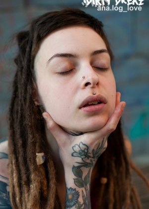 Татуированная женщина Cutz щеголяет дредами, показывая свои крошечные сиськи