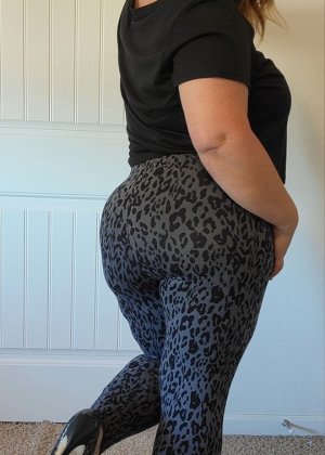 Толстая сольная модель София Роуз переодевается из нижнего белья в платье и чулки