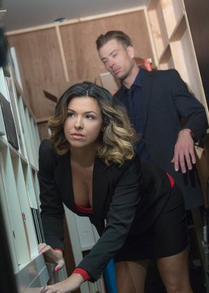 Грудастая офисная работница Даника Диллон пожирает огромный член на каблуках