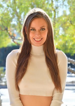 Длинноногая любительница Мади обнажает свои сиськи и киску в общественном месте