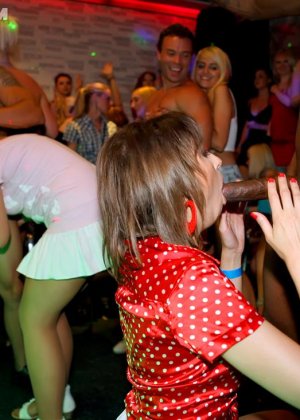 Пожилая блондинка Анджела Оллвуд связывает член клиента во время счастливого конца