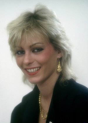 Горячая блондинка с ретро-стрижкой получает полный рот спермы