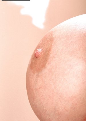 Пышногрудая блондинка порнозвезда Саренна Ли играет с сосками перед мастурбацией