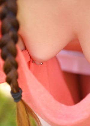 Стройная красотка в очках Анна Роуз наполняет киску сексуальным приспособлением