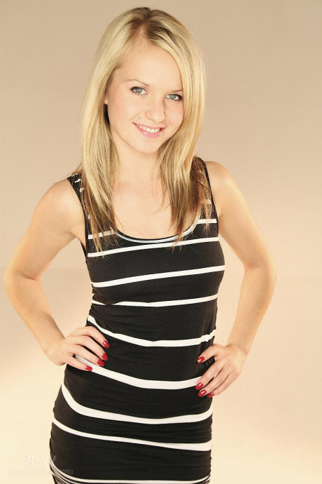 Миниатюрная блондинка картинка 25