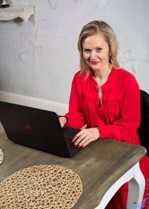 Пышная домохозяйка снимает халат, чтобы погладить свою влажную киску на кухне