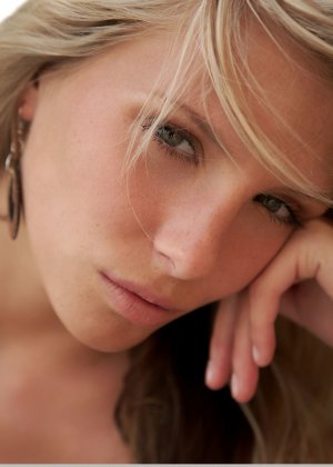 Грудастая европейская красотка Даная раздвигает бритую вагину подростка на открытом воздухе