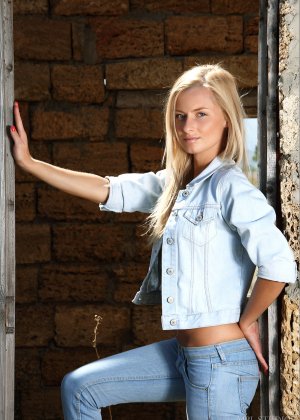 Горячая блондинка шлюха сбрасывает джинсы, чтобы позировать и выставлять напоказ свою упругую задницу на ферме