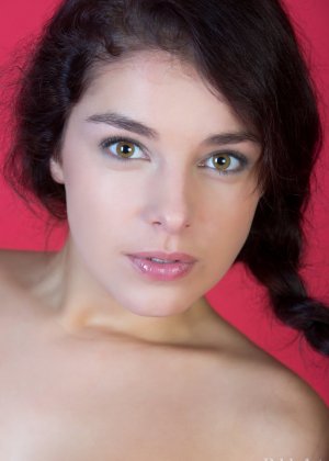 Красивая молодая девушка Эвита Лима носит свои длинные волосы и конский хвост обнаженной