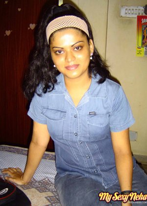 Непослушная индийская леди на высоких каблуках обнажает свои сиськи и киску