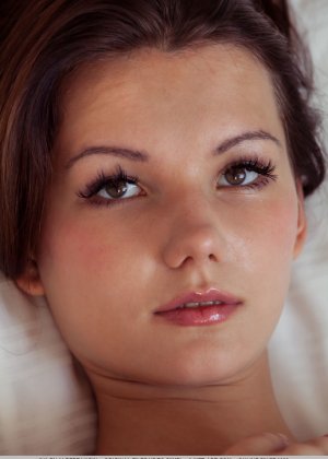 Милая маленькая Айва раздевается догола на кровати выставляет напоказ свои сексуальные пальчики на камеру