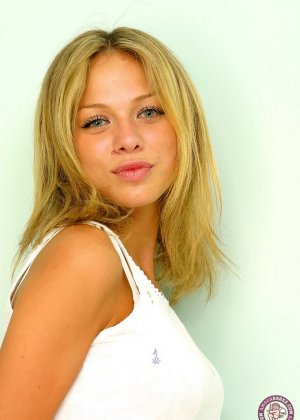 Блондинка любительница Кортни бросает знойные взгляды, полностью раздеваясь