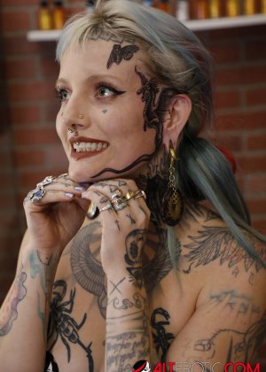 Блондинка-любительница Белла Купер обнажает свое татуированное тело на диване